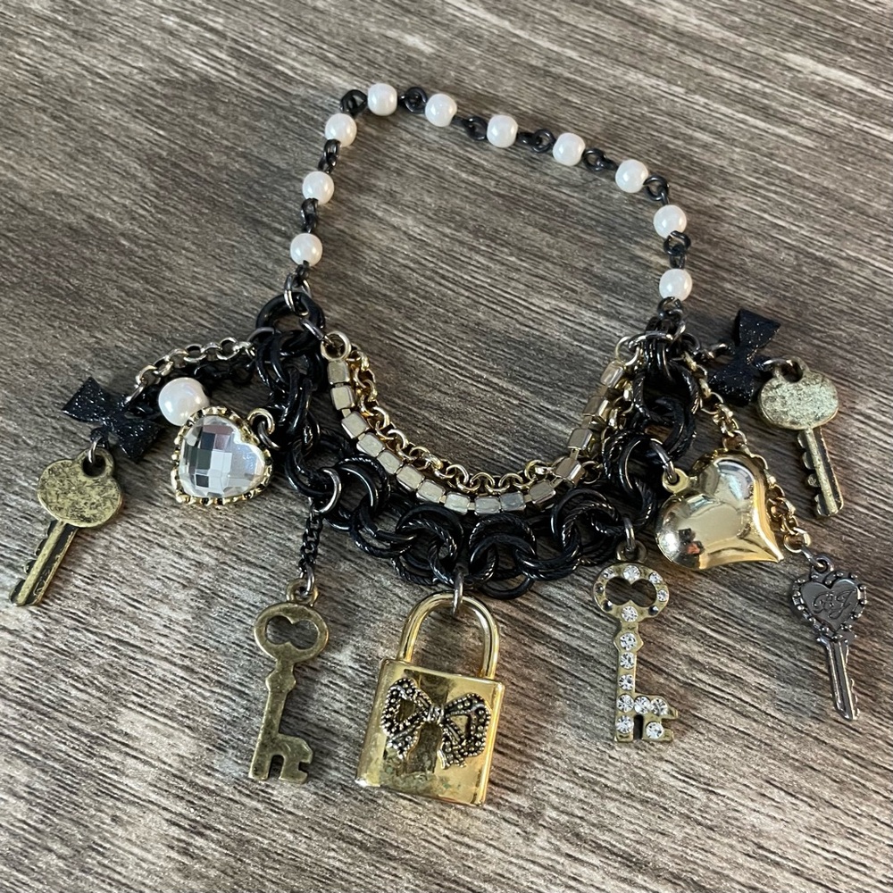 Vintage BETSEY JOHNSON Black & Gold KEYS TO MY HEART Pearl Bow CHARM BRACELET